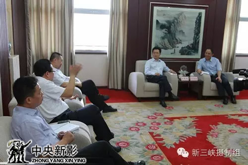 重庆市委常委王显刚与《新三峡》剧组座谈